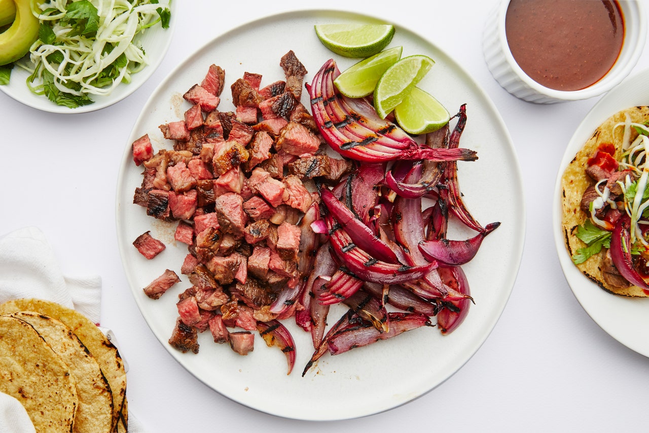 Tacos de costilla de ternera con ensalada de cilantro y lima Más que